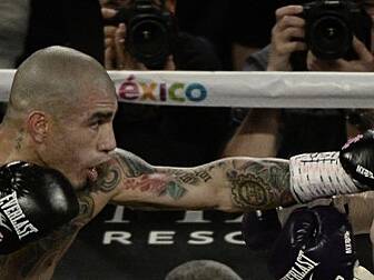 Miguel Cotto finishes with a l...